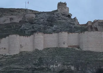 Divriği Kalesi, medeniyetler tarihine ışık tutuyor