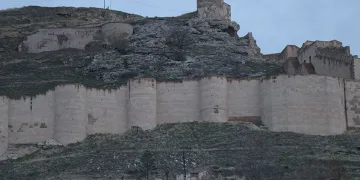 Divriği Kalesi, medeniyetler tarihine ışık tutuyor