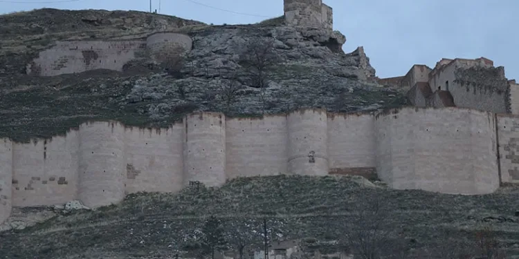 Divriği Kalesi, medeniyetler tarihine ışık tutuyor