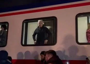 Tren kazasında 80 yolcu perona alındı