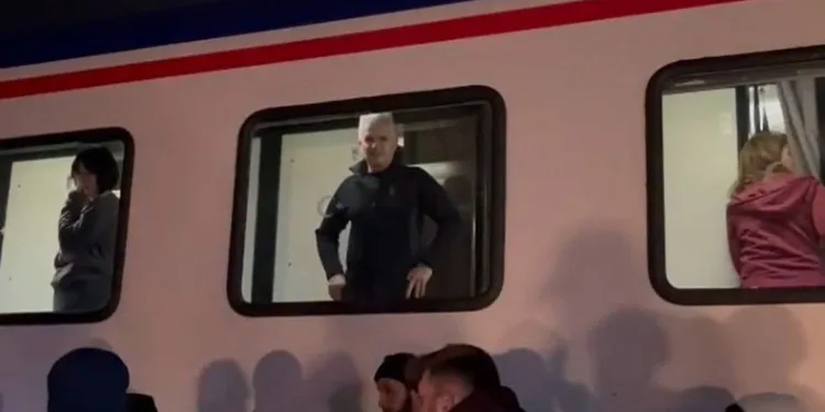Tren kazasında 80 yolcu perona alındı