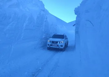 Hakkari’de 6 metreyi bulan kar tünelleri