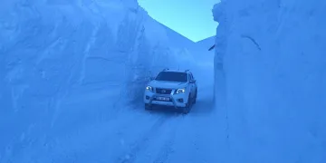 Hakkari’de 6 metreyi bulan kar tünelleri