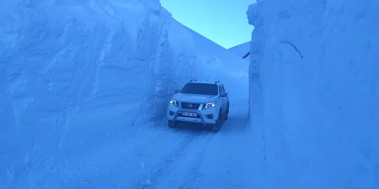 Hakkari’de 6 metreyi bulan kar tünelleri