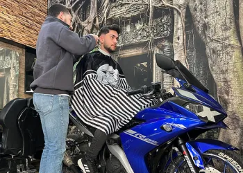 Motosiklet üstünde tıraş oldu
