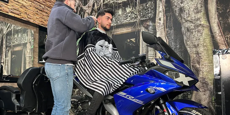 Motosiklet üstünde tıraş oldu