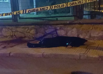Yabancı uyruklu genç kaldırımda ölü bulundu