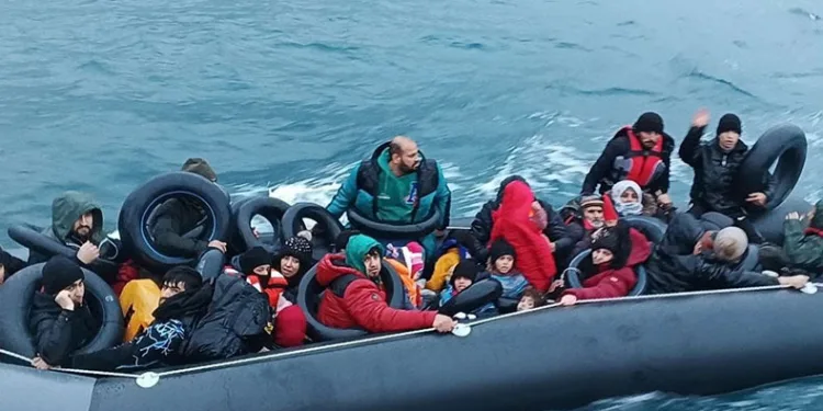 Ayvacık açıklarında 33 kaçak göçmen yakalandı