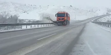 Karla mücadele ekipleri çevre yollarda seferber oldu