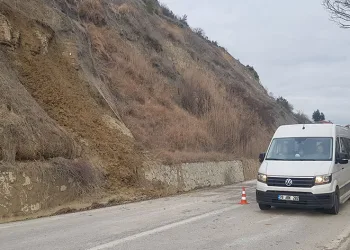 Yağış sonrası karayolunda toprak kaymaları yaşanıyor