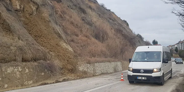 Yağış sonrası karayolunda toprak kaymaları yaşanıyor