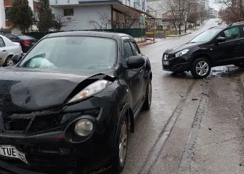 Samsun’da 2 otomobil çarpıştı