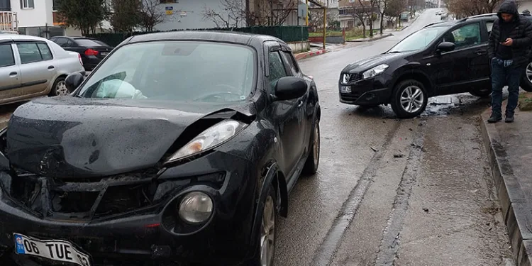 Samsun’da 2 otomobil çarpıştı