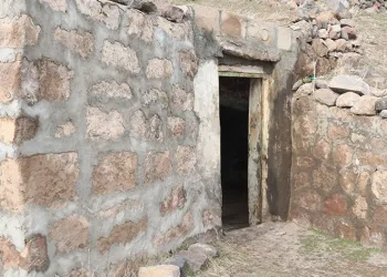 Urartulardan kalma mezar tarihe ışık tutuyor