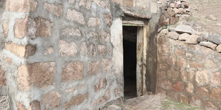Urartulardan kalma mezar tarihe ışık tutuyor