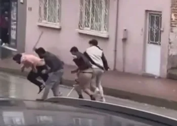 Sokak ortasındaki taşlı sopalı kavga