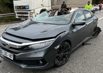 TEM’de tıra çarpan otomobilin tavanı koptu