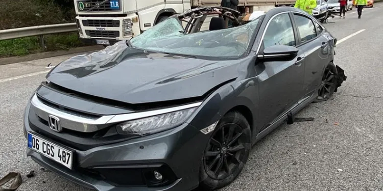 TEM’de tıra çarpan otomobilin tavanı koptu