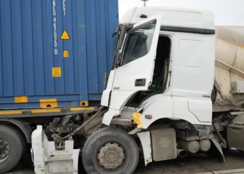 Uyuya kalan şoför, gişelerde tıra arkadan çarptı