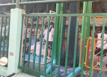 Arkadaşını tüm öğrencilerin gözü önünce defalarca bıçakladı