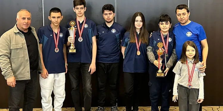 Çeşmeli 6 satranç sporcusu milli takımda