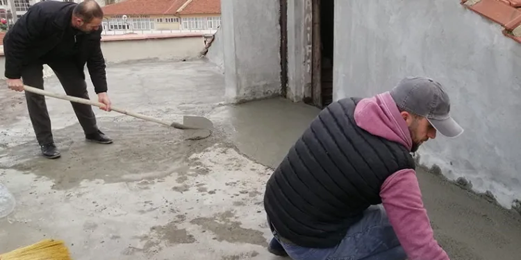 Çatı tadilatını imamlar yaptı