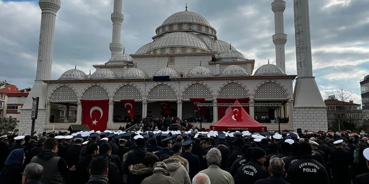 Erdek, denizci şehidine ağladı