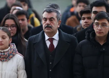 Okullar, haftaya saygı duruşuyla başladı
