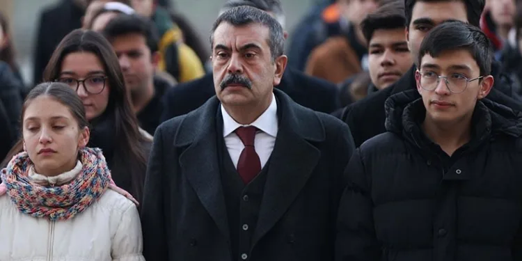 Okullar, haftaya saygı duruşuyla başladı