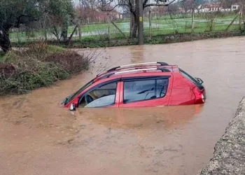 Aşırı yağış sonrası ovayı su bastı