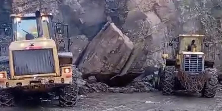 Hakkari-Çukurca yolu ulaşıma açıldı