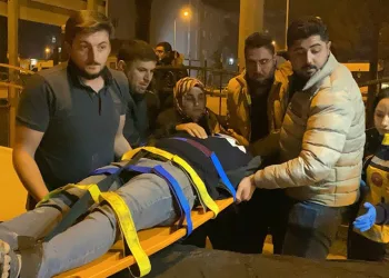 Kamyon ile otomobil çarpıştı