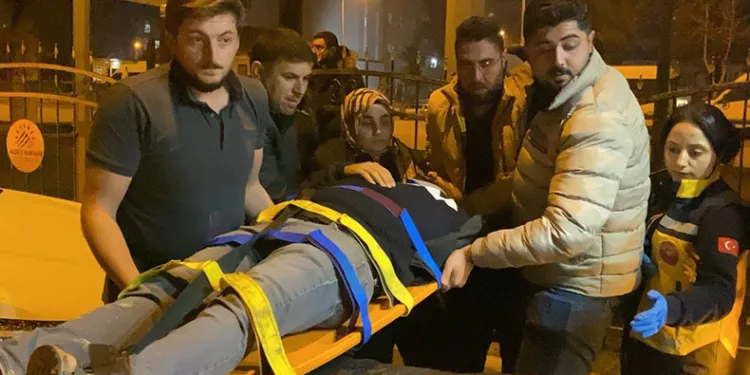Kamyon ile otomobil çarpıştı