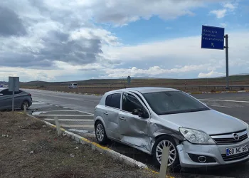 Sivas’ta otomobiller çarpıştı