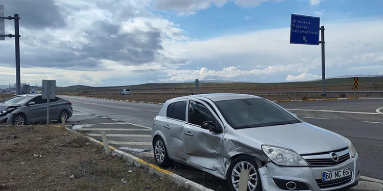 Sivas’ta otomobiller çarpıştı