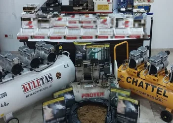 Evde kaçak sigara üretip satan 2 kişi yakalandı