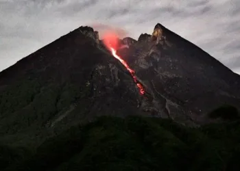 Endonezya’da Merapi Yanardağı yeniden patladı