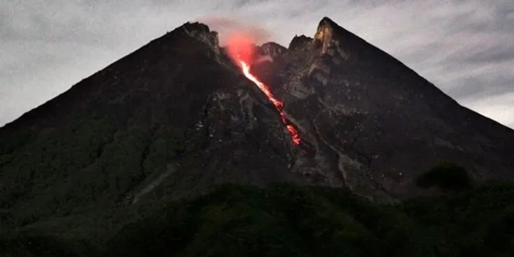 Endonezya’da Merapi Yanardağı yeniden patladı