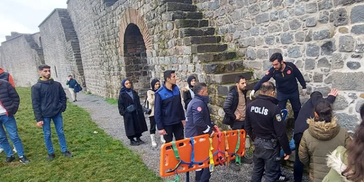 Diyarbakır’da surların merdiveninden yuvarlanan kız yaralandı