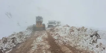 Karda mahsur kalan araçlar kurtarıldı