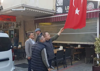 Türk bayrağını bıçakla kesen şüpheli tutuklandı