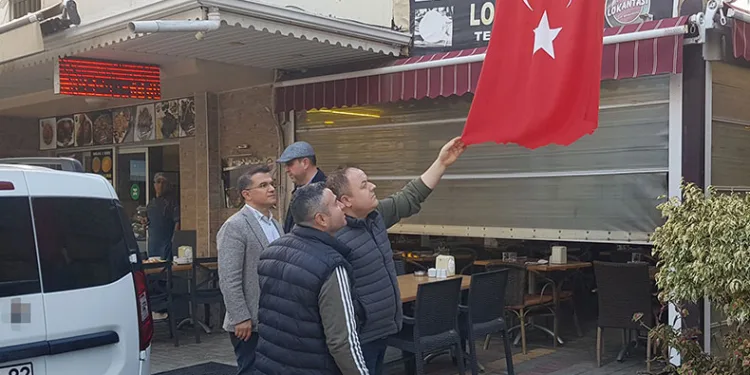 Türk bayrağını bıçakla kesen şüpheli tutuklandı