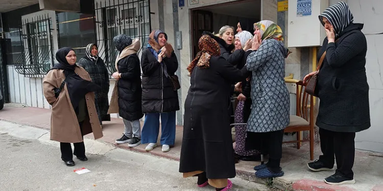 Hastane çalışanı evinde ölü bulundu