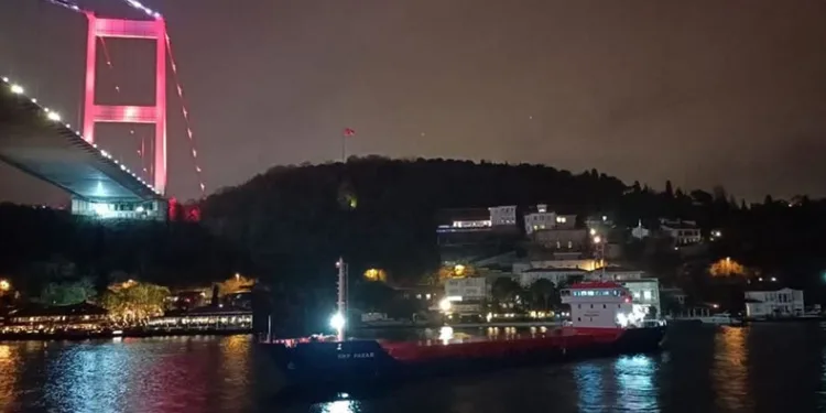 İstanbul Boğazı gemi trafiğine kapatıldı