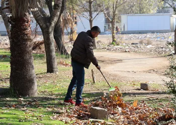 Depremzede yaşadığı mahalleyi güzelleştiriyor