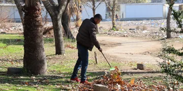 Depremzede yaşadığı mahalleyi güzelleştiriyor