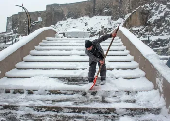 Bitlis’te kar yağışı ve soğuk hava etkili oldu