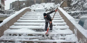Bitlis’te kar yağışı ve soğuk hava etkili oldu