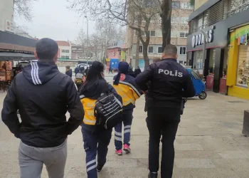 Kafede oturan husumetlisine bıçakla saldırdı