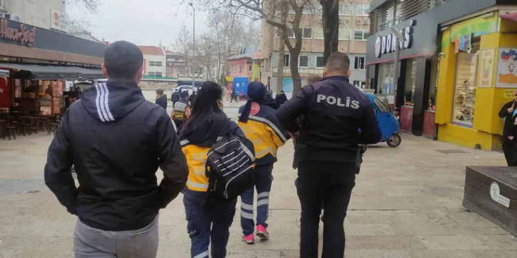 Kafede oturan husumetlisine bıçakla saldırdı